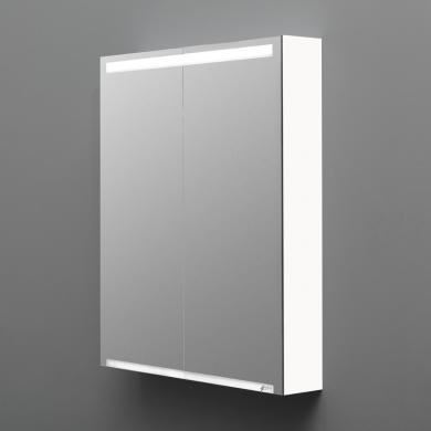 Spegelskåp med infälld belysning och eluttag