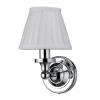 V&auml;gglampa med Rundad Bas & Vit Finplisserad Lampsk&auml;rm