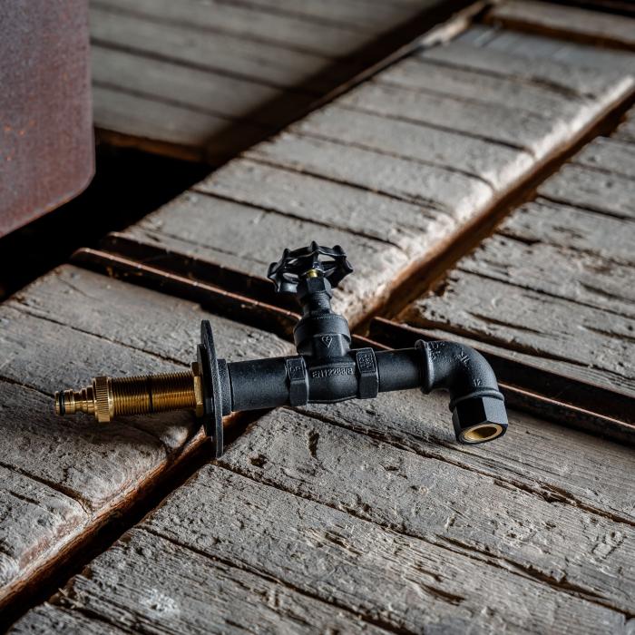 Garden Trädgårdskran, Genom Vägg