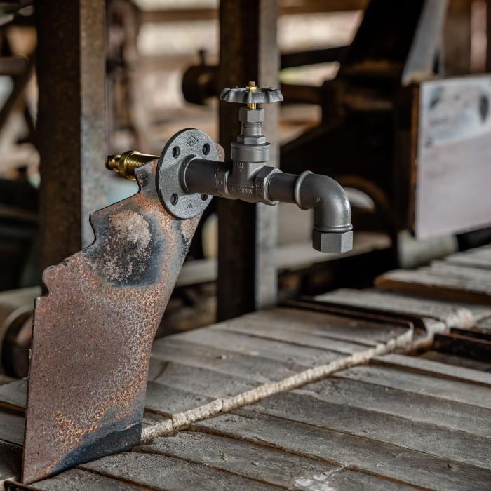 Garden Trädgårdskran, Genom Vägg