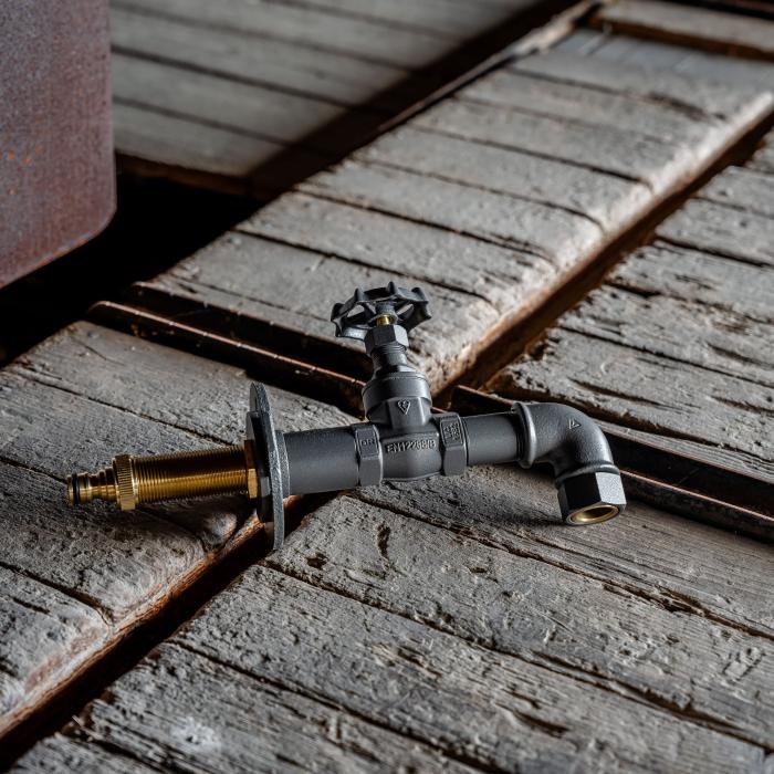 Garden Trädgårdskran, Genom Vägg